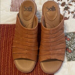 Sofft Women's All Leather Upper and Sock Caramel Color Pleated Slip-Ins size 8.5